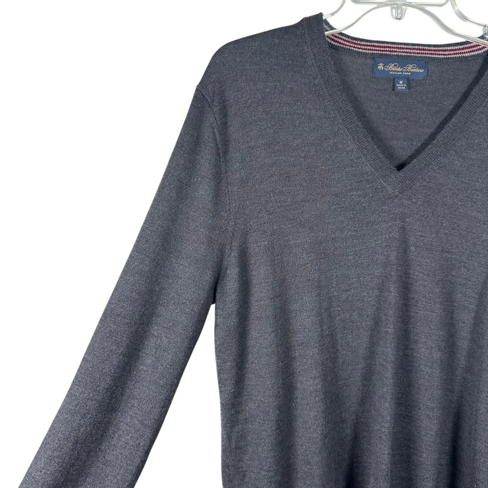 Brooks Brothers Italian Yarn Gray Knit V-Neck Sweater Merino Wool Mens size M